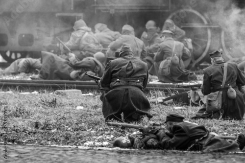 Rekonstrukcja historyczna bitwy z 1945 roku - nacierające odziały wojsk rosyjskich i polskich