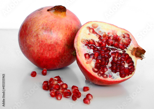 owoc granat, grenade, pomegranate with juicy seeds 