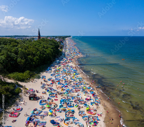 Główna plaża przy promenadzie w miejscowości Sarbinowo