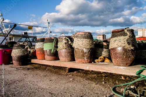 漁港に並ぶ蛸壺。