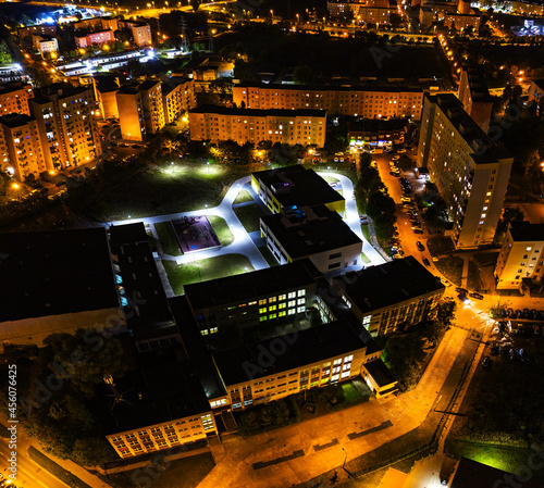 Nocny widok z lotu ptaka, oświetlona Szkoła Podstawowa nr 20 na osiedlu Manhattan, Gorzów Wielkopolski 
