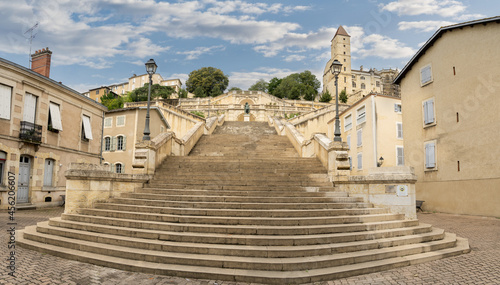 Die monumentale Treppe (Escalier Monumental) mit Blick auf den Turm der Domschatzkammer und dem Denkmal für den Musketier D´Artagnan in der historischen Altstadt von Auch, Département Gers, Okzitanien