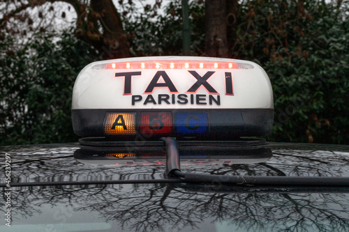 Lumineux taxi parisien occupé