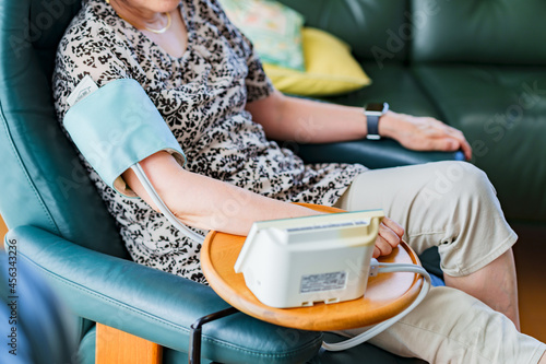 血圧 を 測定 する シニア 女性【 老人 の 健康管理 】
