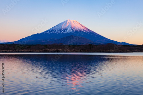 夕暮れ時の富士山 山梨県富士河口湖町の精進湖にて