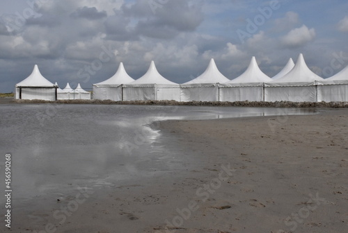 Weiße Zelte am Strand von St. Peter-Ording