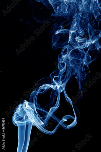 Błękitny / niebieski dym na czarnym tle