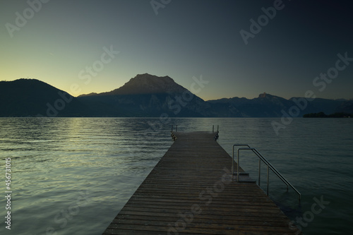 Sonnenaufgang am einem See in den Bergen