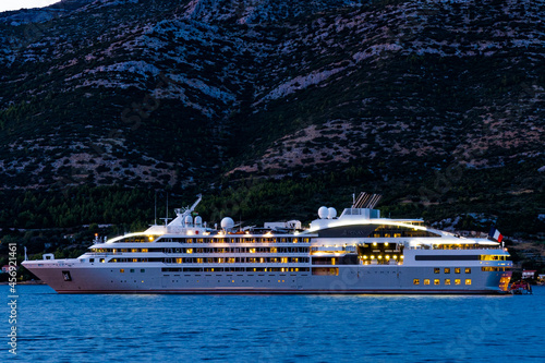 Luksusowy jacht u wybrzeża wyspy Korčula