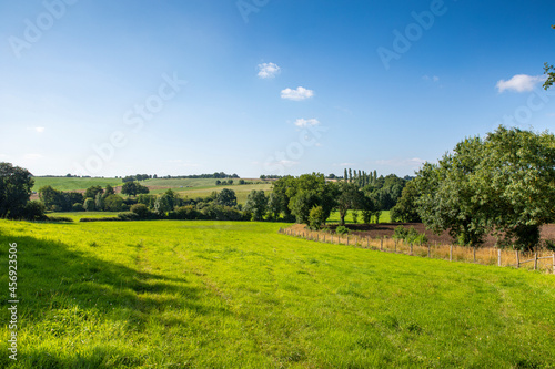 Paysage de campagne en France, champ et pâturage en au printemps.