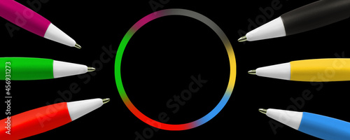 Kreis mit Deutschen Parteifarben und 6 Kugelschreiber auf schwarzem Hintergrund