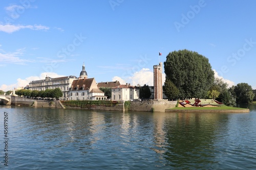 L'ile Saint Laurent vue depuis la rive de la riviere Saone, ville de Chalon sur Saone, departement de Saone et Loire, France