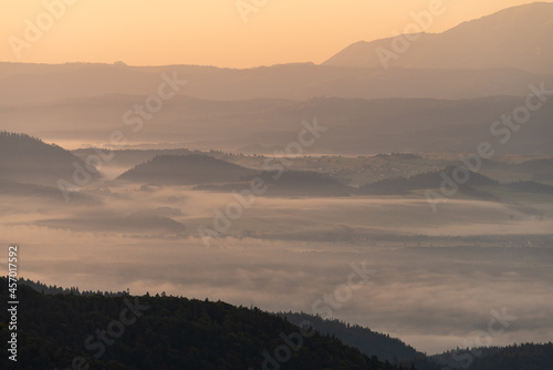 Pieniny we mgle o wschodzie słońca widok z Turbacza na Pieniny i dolinę Dunajca