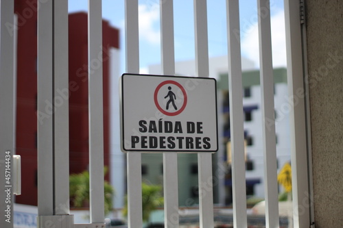 Pedestrian exit sign in Portuguese.