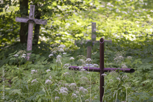 Zaniedbany opuszczony stary cmentarz katolicki z widocznymi krzyżami 