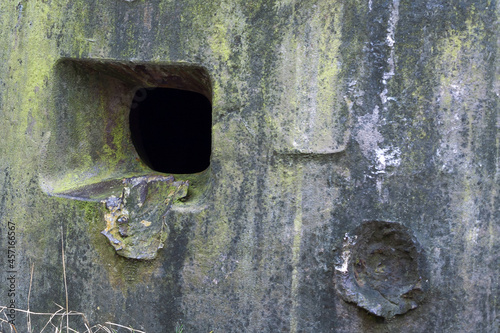 Gruby stalowy pancerz poniemieckiego bunkra z wydocznymi śladami po ostrzale