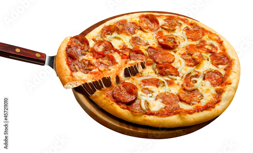 Pizza de calabresa com queijo mussarela e fatia saindo da pizza em tábua de madeira no fundo branco para recorte.
