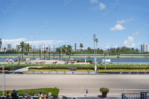 Carreras de caballos en un hipódromo del Estado de Florida en los Estados Unidos de América. 