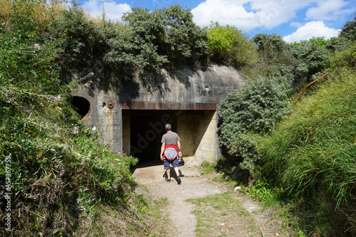ein Mann läuft zu einem Eingang zu einem Bunker aus dem zweiten Weltkrieg in Hirtshals in Dänemark