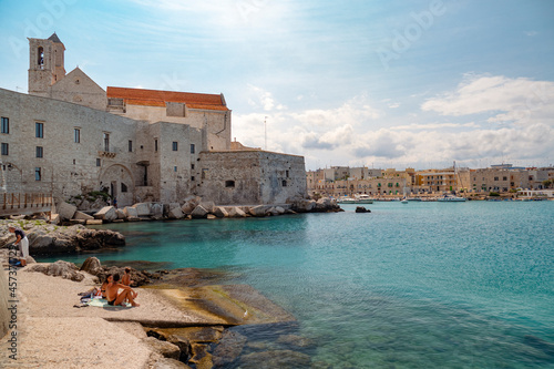 Giovinazzo (puglia). Agosto 2021. Scorci del borgo antico e del porticciolo. 