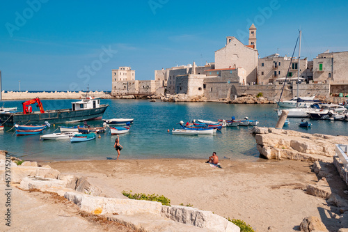 Giovinazzo (puglia). Agosto 2021. Scorci del borgo antico e del porticciolo. 