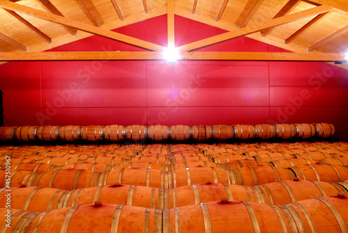 Sala de barricas para la crianza en una bodega de la Rioja Alavesa