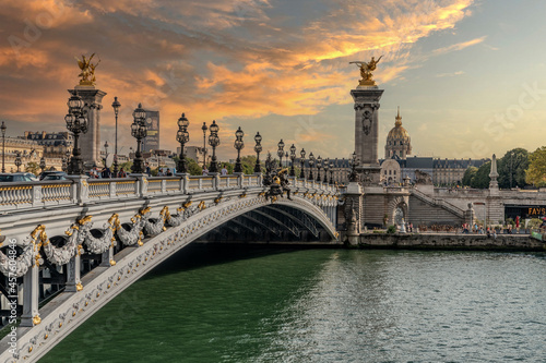 Coucher de soleil sur le pont Alexandre III et le palais des invalides à Paris