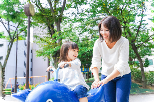 屋外で遊ぶ子供