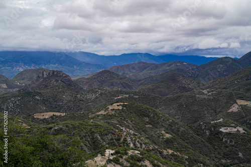 Cerros y montañas de Oaxaca, México, vistas en un día nublado.