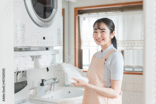 家政婦・ハウスキーパー・家事代行スタッフ（カメラ目線） 