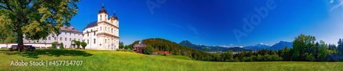 Wallfahrtsbasilika Maria Plain mit Blick auf Salzburg und Alpen, Österreich