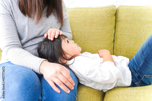 風邪をひいた子どもとお母さん