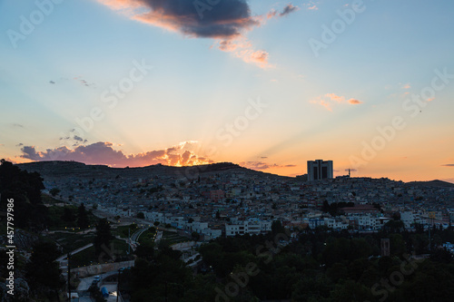 トルコ シャンルウルファのシャンルウルファ城の丘から見える街並みと夕焼けで染まった空