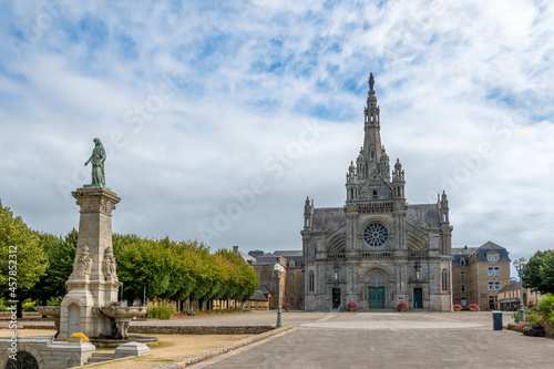 Vue extérieure de la basilique Sainte-Anne-d'Auray, sanctuaire et lieu de pèlerinage situé à Sainte-Anne-d'Auray dans le département du Morbihan, France