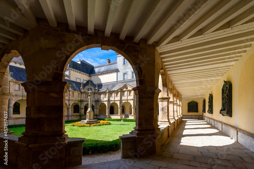 Cloître de la basilique Sainte-Anne-d'Auray, sanctuaire et lieu de pèlerinage situé à Sainte-Anne-d'Auray dans le département du Morbihan, France