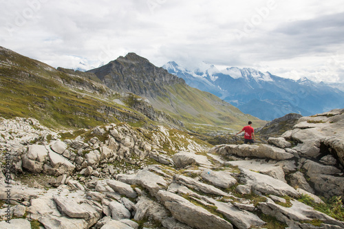 Situé dans le massif des Fiz, entouré par les vallées du Giffre et de l’Arve, le désert de Platé fait face au massif du Mont-Blanc. Plateau calcaire composé en majorité de lapiaz