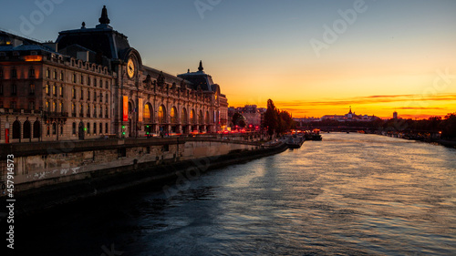 Le musé d'Orsay parisien au couché de Soleil 