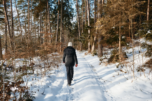 Zima. Spacer po ośnieżonych leśnych ścieżkach. Pierwsze ślady w głębokim śniegu należą do nas. Nie było tu nikogo wcześniej.