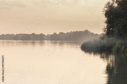 Jezioro Goczałkowickie wczesnym rankiem, widok na zalew, mgły, drzewa