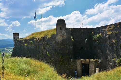 Gavi, Alessandria, Piemonte-EntrataIl forte di Gavi è una fortezza storica costruita dai genovesi e sorge su uno sperone roccioso che domina l'antico borgo di Gavi, da cui prende il nome.