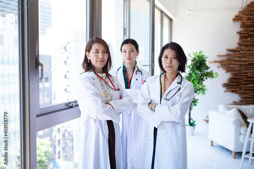 アジア人の女性医師チーム