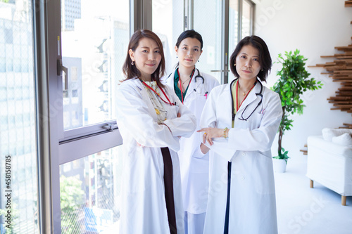 アジア人の女性医師チーム