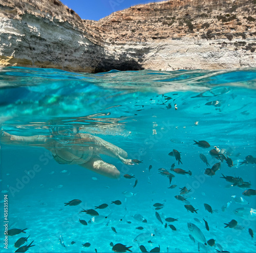 ragazza fa snorkeling nel mare di lampedusa