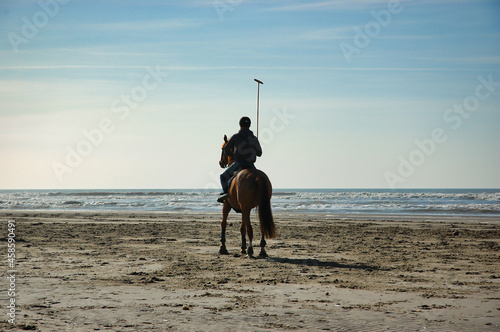 Polo Spieler auf Pferd am Strand von Le Touquet / Nordfrankreich / Pas de Calais