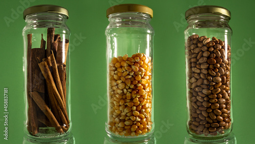 Reutilização de potes de vidro comprados em lojas para armazenar outros alimentos em casa. DIY. Reutilização de potes de produtos comprados em lojas.