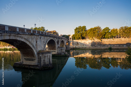 Lungo le sponde del fiume Tevere a Roma. Ponti antichi e scorci meravigliosi