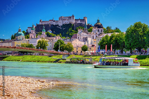 Altstadt von Salzburg mit Salzach und Festung Hohensalzburg, Österreich