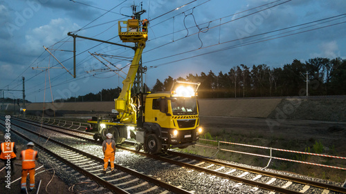 Ein LKW als Zweiwegefahrzeug bei Oberleitungsarbeiten