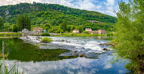 Blick auf den Fluß Doubs bei Besancon in der Region Bourgogne Franche-Comte in Frankreich