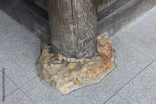 柱の下端を支える礎石(自然石)